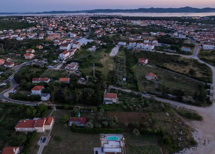Akadia Kuca Za Odmor Sa Grijanim Bazenom فيلة