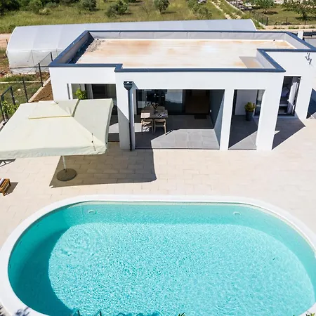 Villa Akadia Kuca Za Odmor Sa Grijanim Bazenom Zadar