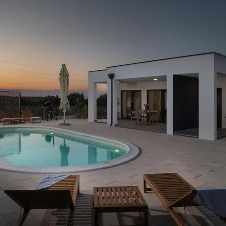 Villa Akadia Kuca Za Odmor Sa Grijanim Bazenom Zadar