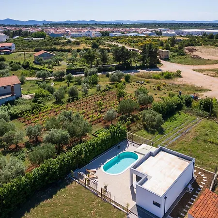 Akadia Kuca Za Odmor Sa Grijanim Bazenom * Zára