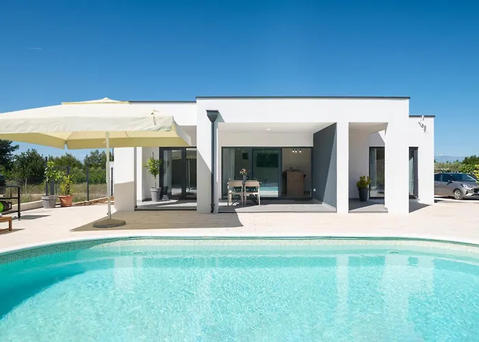 Akadia Kuca Za Odmor Sa Grijanim Bazenom *