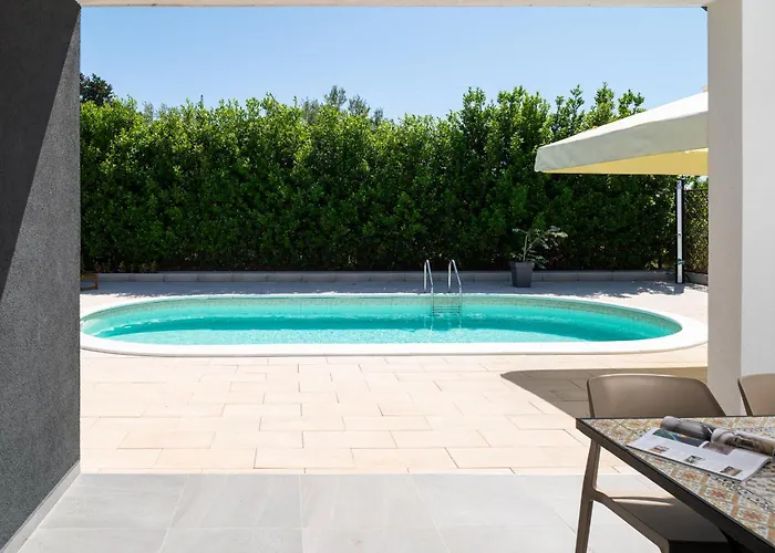 Akadia Kuca Za Odmor Sa Grijanim Bazenom Zára