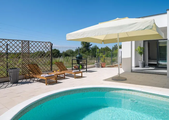 Akadia Kuca Za Odmor Sa Grijanim Bazenom * Zára