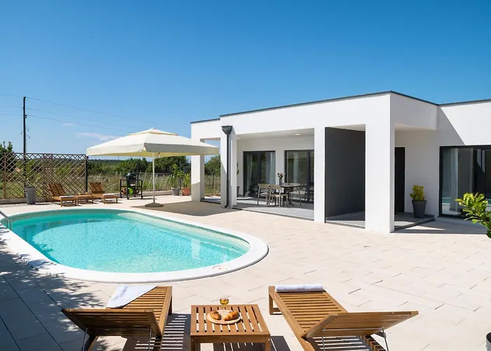 Akadia Kuca Za Odmor Sa Grijanim Bazenom