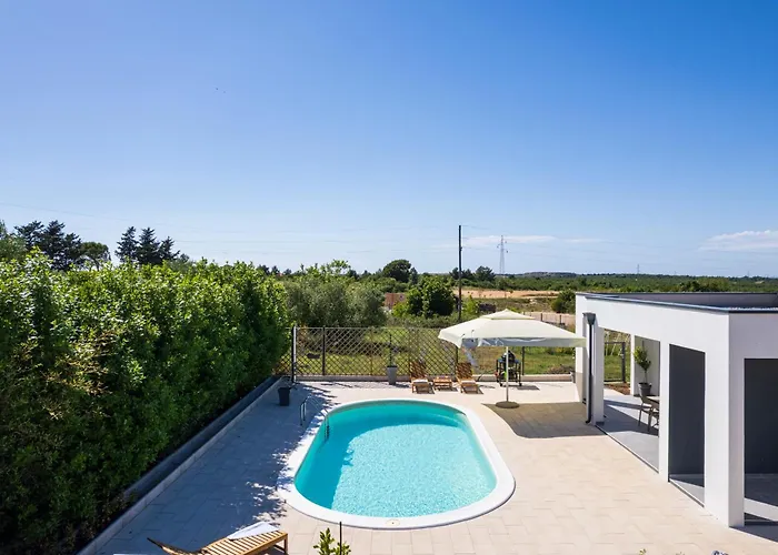 Villa Akadia Kuca Za Odmor Sa Grijanim Bazenom Zára