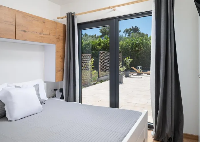 Akadia Kuca Za Odmor Sa Grijanim Bazenom * Zára