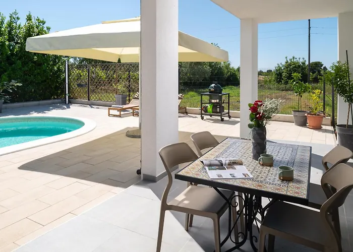 Villa Akadia Kuca Za Odmor Sa Grijanim Bazenom