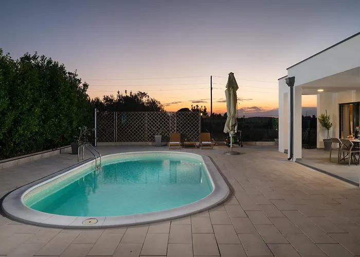 Akadia Kuca Za Odmor Sa Grijanim Bazenom