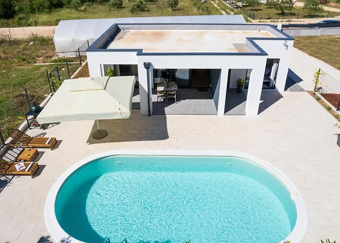 Villa Akadia Kuca Za Odmor Sa Grijanim Bazenom Zára