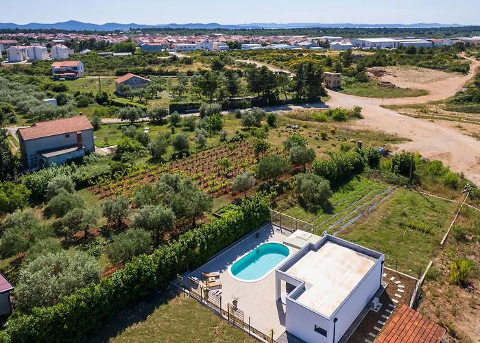 Akadia Kuca Za Odmor Sa Grijanim Bazenom * Zára