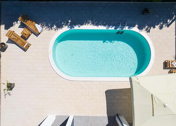 Akadia Kuca Za Odmor Sa Grijanim Bazenom