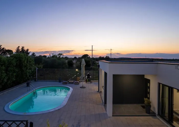 Akadia Kuca Za Odmor Sa Grijanim Bazenom Villa Zára